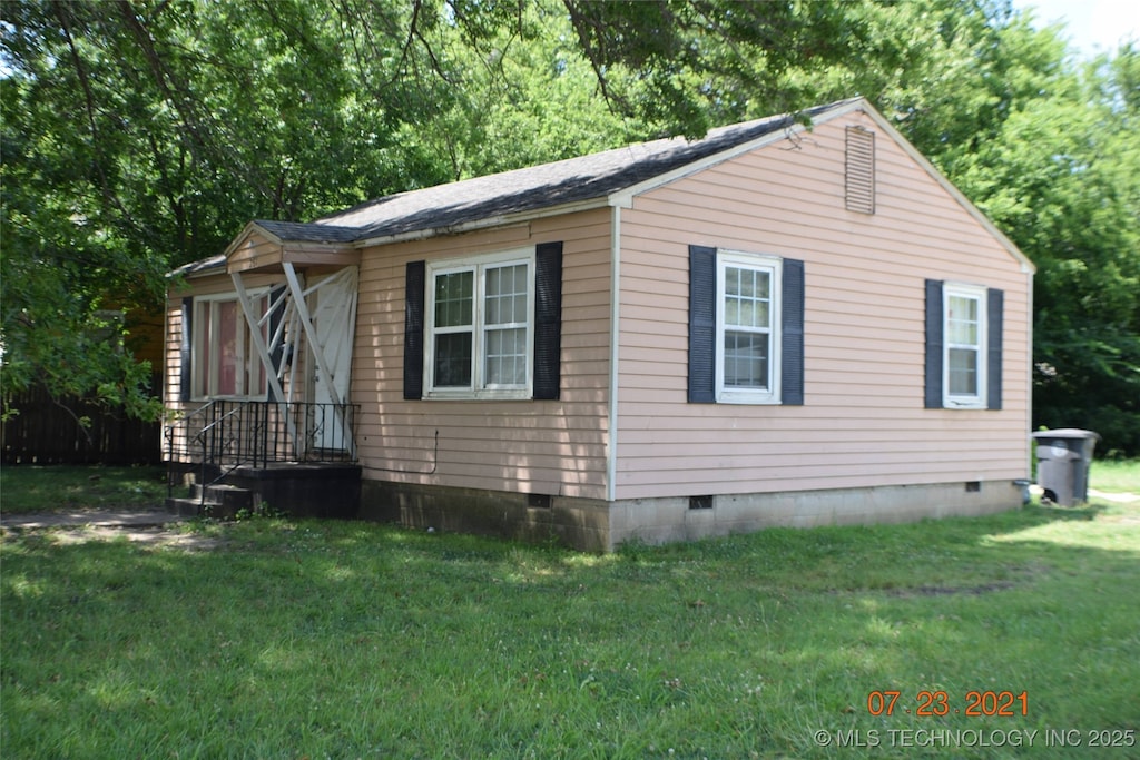 view of front of house with crawl space and a front lawn