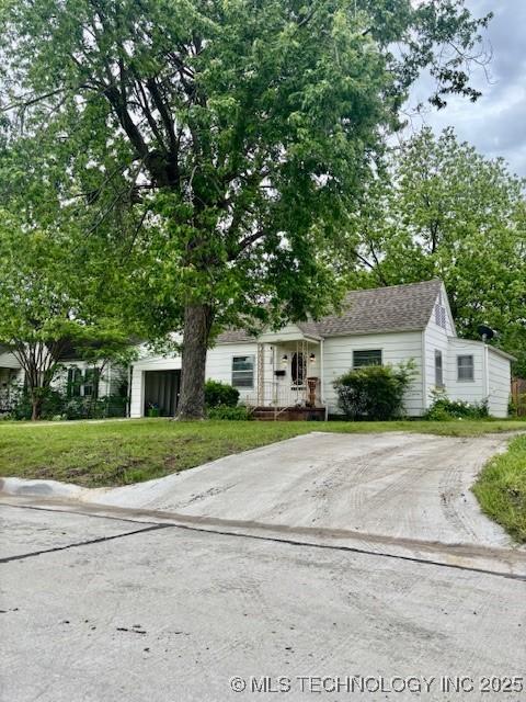 view of front of home featuring a front yard