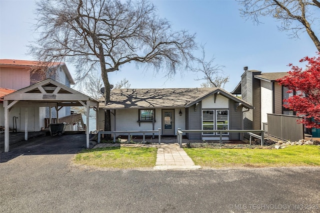view of front of house with a porch and driveway