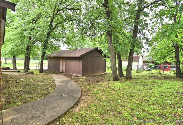 view of yard featuring an outbuilding and a shed