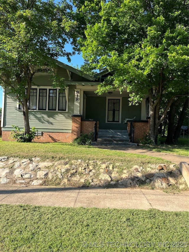 918 W Cedar St, Durant, OK 74701 - view of front of property featuring covered porch and a front yard