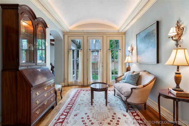 11616 S Hudson Ct, Tulsa, OK 74137 - living area with vaulted ceiling, wood finished floors, baseboards, crown molding, and healthy amount of natural light