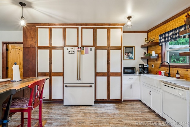 6019 E 620th Rd W, Locust Grove, OK 74352 - kitchen with white appliances, light countertops, light wood-style flooring, white cabinets, and ornamental molding
