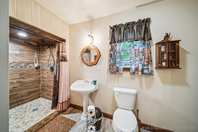 6019 E 620th Rd W, Locust Grove, OK 74352 - full bath featuring toilet, tiled shower, baseboards, wood finished floors, and a sink