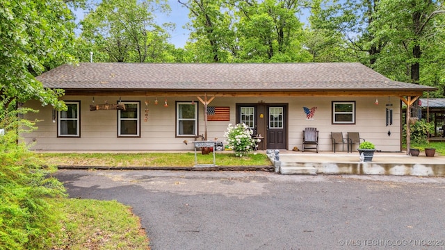 6019 E 620th Rd W, Locust Grove, OK 74352 - ranch-style home featuring covered porch and a shingled roof