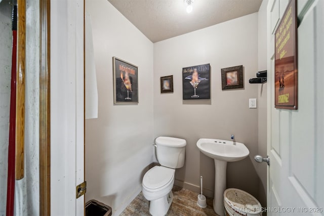6019 E 620th Rd W, Locust Grove, OK 74352 - bathroom with toilet, baseboards, and a sink