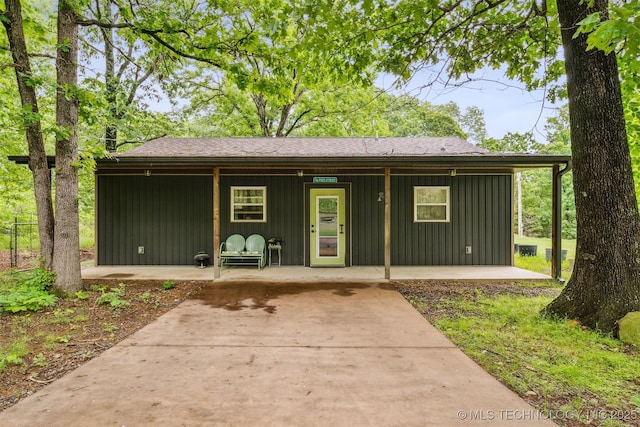 6019 E 620th Rd W, Locust Grove, OK 74352 - view of front facade featuring board and batten siding, a porch, and concrete driveway