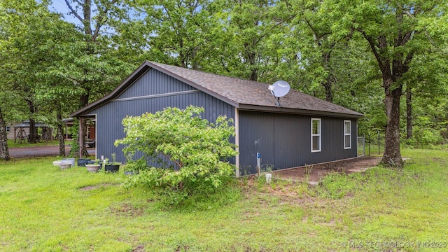 6019 E 620th Rd W, Locust Grove, OK 74352 - view of side of home featuring roof with shingles and a lawn
