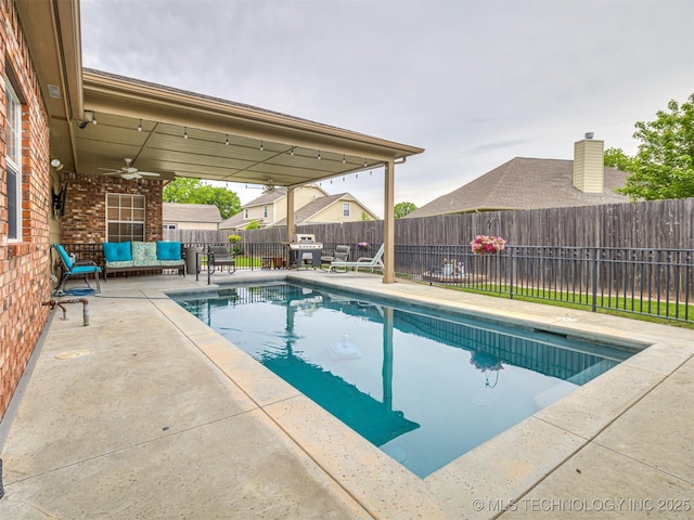 view of swimming pool with outdoor lounge area, ceiling fan, a patio area, and a fenced backyard