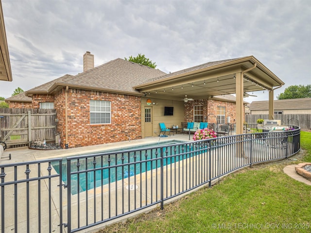 view of swimming pool featuring a ceiling fan, an outdoor living space, and a patio