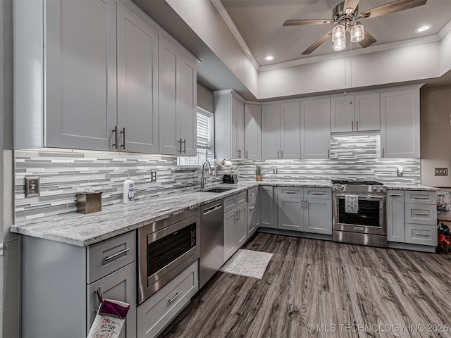 kitchen featuring stainless steel appliances, gray cabinets, a sink, ceiling fan, and recessed lighting