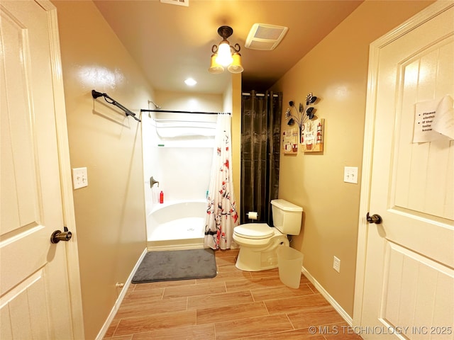 114537 Spring Creek Rd, Eufaula, OK 74432 - full bath featuring wood finished floors, toilet, baseboards, and shower / bath combo with shower curtain