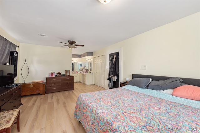 1014 SE 3rd St, Wagoner, OK 74467 - bedroom featuring light wood-style floors, connected bathroom, and a ceiling fan