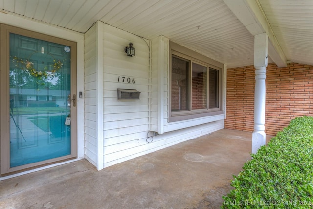 entrance to property featuring a porch