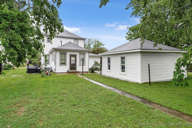 1032 E Mcleod Ave, Sapulpa, OK 74066 - view of front facade featuring a front yard and a shingled roof