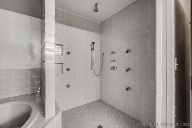 3112 Shore Dr, Grove, OK 74344 - bathroom featuring a tile shower and tile walls
