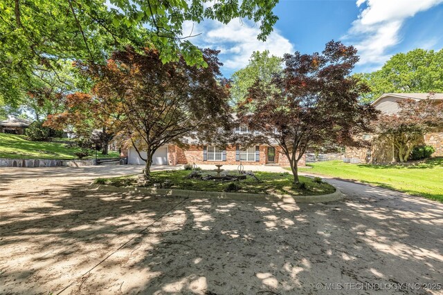 3112 Shore Dr, Grove, OK 74344 - view of community featuring concrete driveway and a lawn