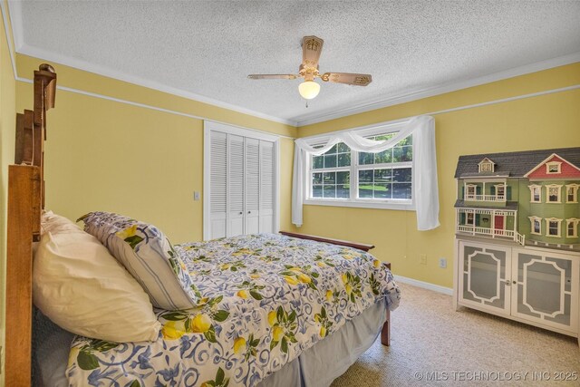 3112 Shore Dr, Grove, OK 74344 - bedroom featuring crown molding, a textured ceiling, carpet floors, a closet, and ceiling fan