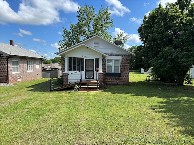 509 Poplar St, Fort Gibson, OK 74434 - bungalow-style home featuring entry steps, brick siding, and a front lawn