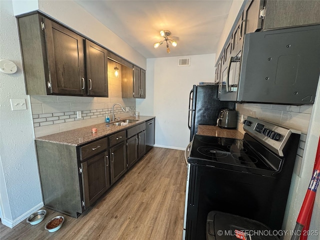 4302 E 67th St Unit 656, Tulsa, OK 74136 - kitchen featuring stainless steel appliances, a sink, baseboards, and backsplash