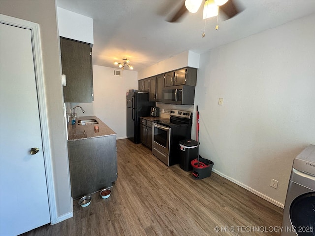 4302 E 67th St Unit 656, Tulsa, OK 74136 - kitchen featuring stainless steel appliances, a sink, dark wood-style floors, and a ceiling fan