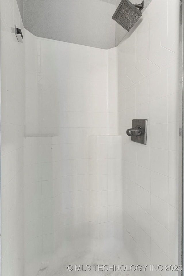 full bath featuring tiled shower