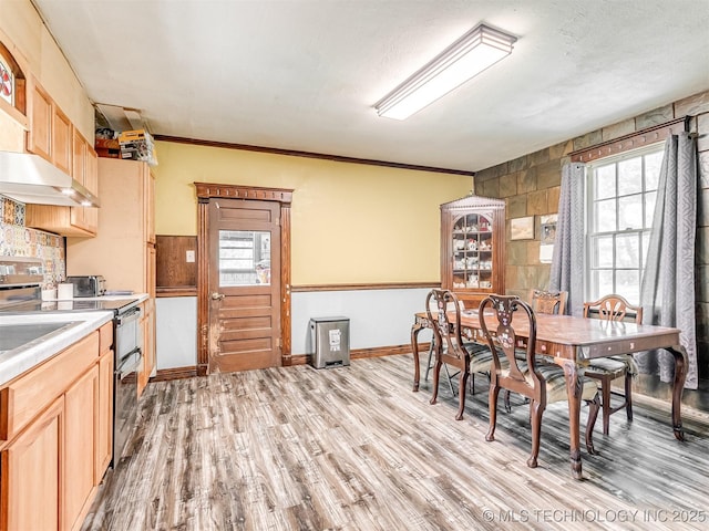2831 S 24th St W, Muskogee, OK 74401 - dining space with light wood-style floors and crown molding