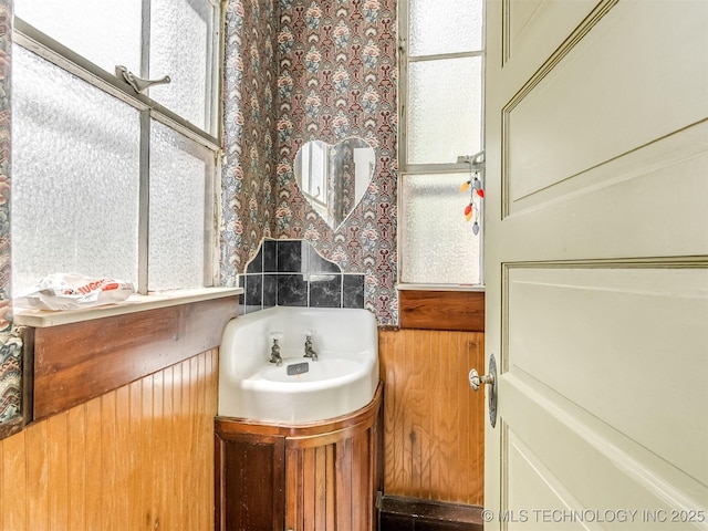 2831 S 24th St W, Muskogee, OK 74401 - bathroom with vanity