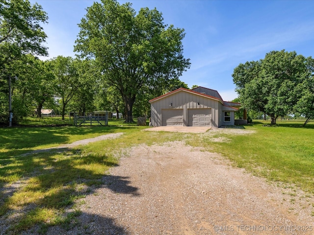 view of grassy yard featuring driveway