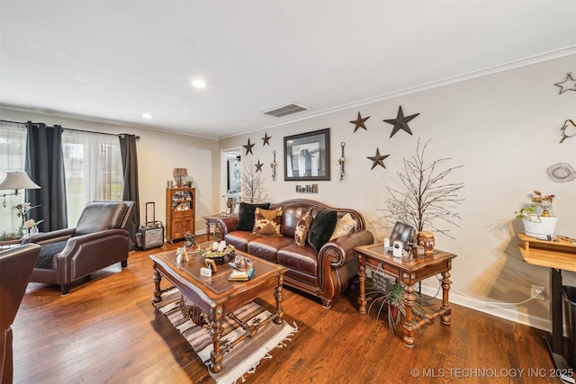 living area featuring crown molding, wood finished floors, recessed lighting, and baseboards