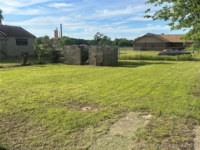907 E 3rd St, Okmulgee, OK 74447 - view of yard
