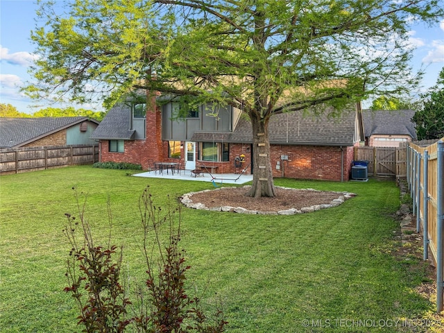 view of yard featuring a patio area