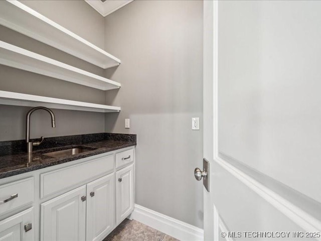 4301 S Mimosa Ave, Broken Arrow, OK 74011 - laundry room featuring a sink and baseboards