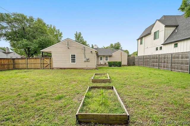 view of yard with a garden