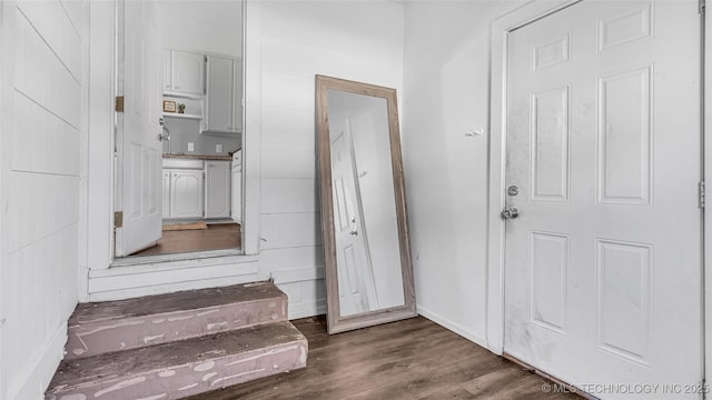 entryway featuring wood finished floors and baseboards