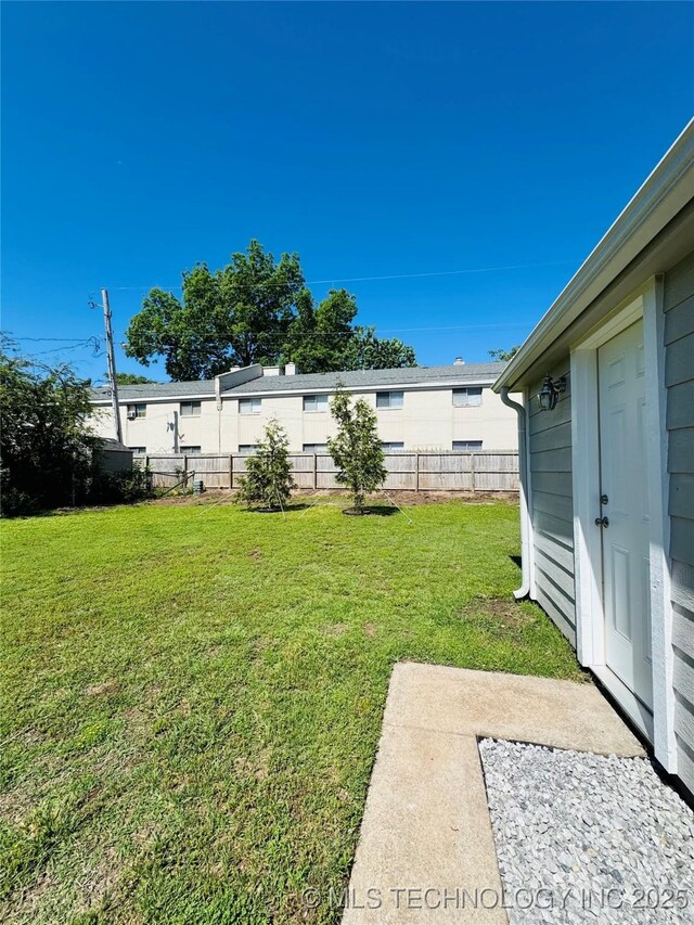 3922 S Norfolk Ave, Tulsa, OK 74105 - view of yard