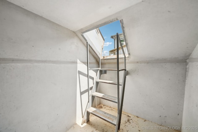 11462 Red Fox Ln, Sperry, OK 74073 - stairway featuring a skylight