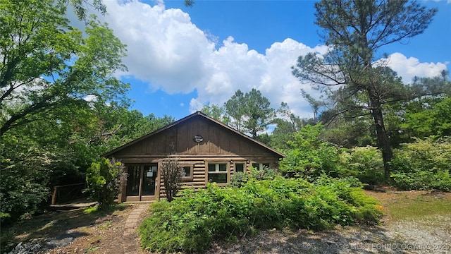 view of front of property featuring log exterior