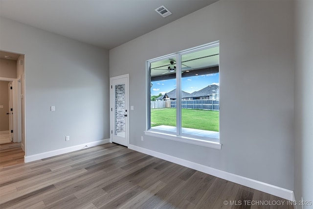 unfurnished room with light wood-style flooring, baseboards, and a ceiling fan