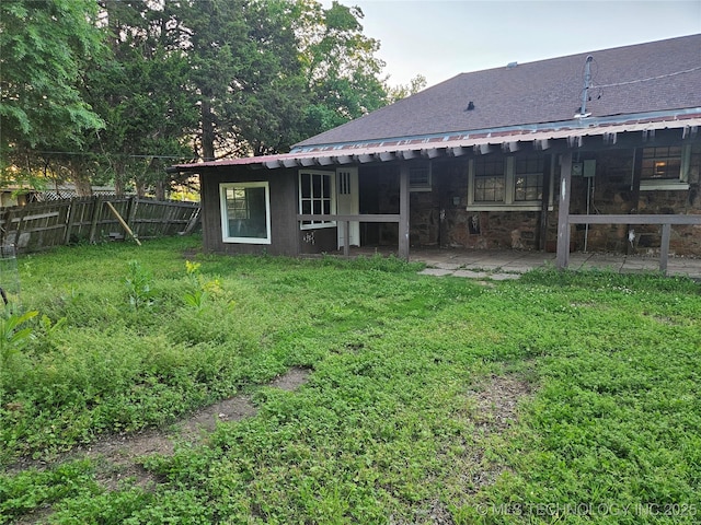 1435 E Oak St, Cushing, OK 74023 - view of yard with a patio area