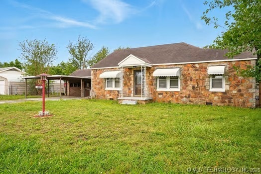 1435 E Oak St, Cushing, OK 74023 - view of front of house with driveway, a front yard, crawl space, and a carport