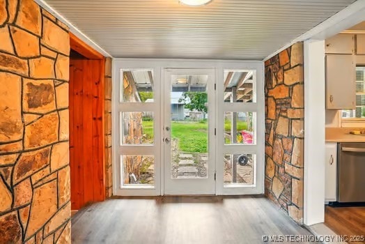 1435 E Oak St, Cushing, OK 74023 - doorway with wood finished floors