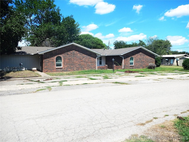 110 W 8th St, So Coffeyville, OK 74072 - ranch-style house featuring brick siding