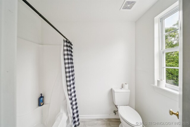 1001 County Road 2265, Skiatook, OK 74070 - bathroom with toilet, baseboards, and curtained shower