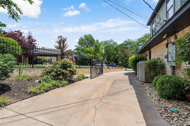 4728 S Atlanta Pl, Tulsa, OK 74105 - view of home's community with a gate