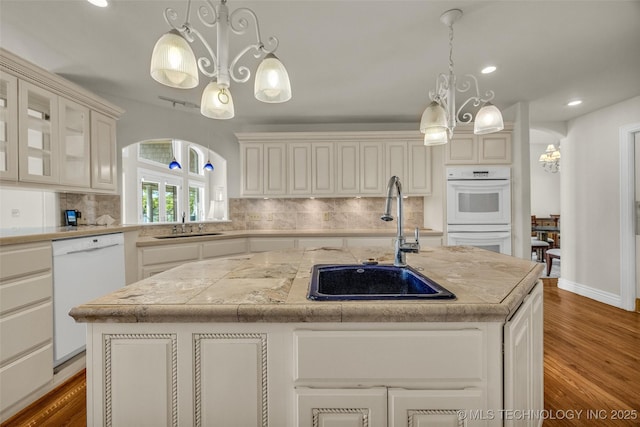 32290 S 630th Rd, Jay, OK 74346 - kitchen featuring a chandelier, a sink, white appliances, a kitchen island with sink, and recessed lighting