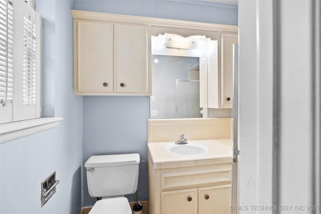 5854 E 46th Pl, Tulsa, OK 74135 - bathroom with decorative backsplash, toilet, and vanity