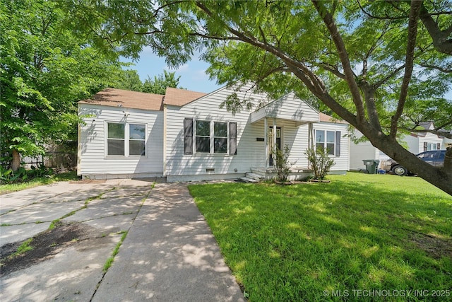 view of front of property featuring a front lawn and driveway