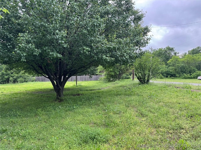1509 Pawnee Ave, Hartshorne, OK 74547 - view of yard with fence