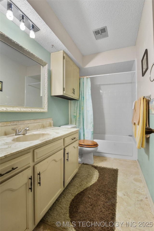 full bathroom featuring a textured ceiling, toilet, vanity, shower / bath combo with shower curtain, and baseboards